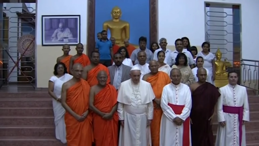 Tento obrázok nemá vyplnený ALT popisok, jeho názov je anti-papez-frantisek-socha-budhy-budhizmus.jpeg