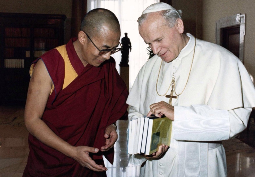 Tento obrázok nemá vyplnený ALT popisok, jeho názov je jan-pavol-ii-dalajlama-knihy.jpg
